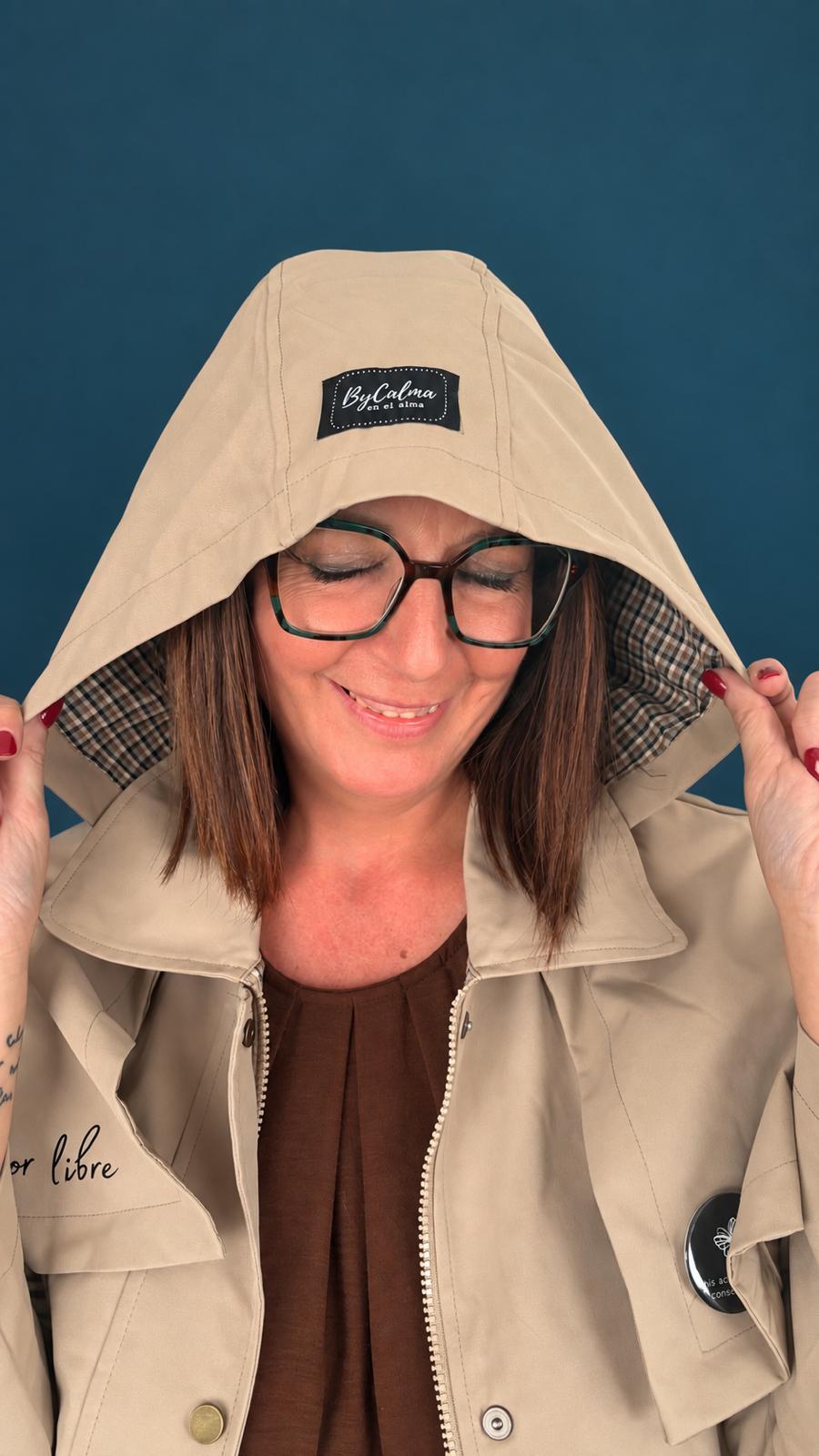 Cazadora La vida va por libre beige con forro y gorro, estilo capa