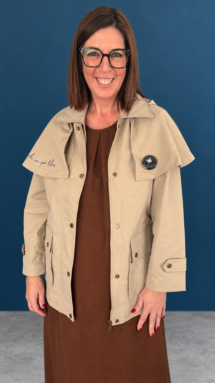 Cazadora La vida va por libre beige con forro y gorro, estilo capa