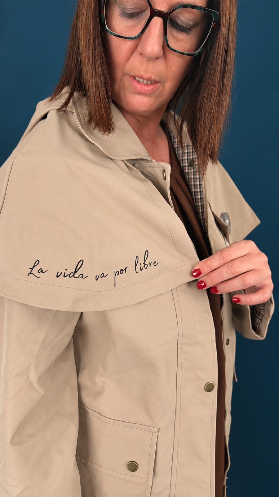 Cazadora La vida va por libre beige con forro y gorro, estilo capa